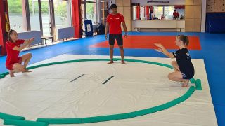 Sumokämpferin Lucie Fiedler trainiert im Juli 2024 beim KSC Asahi Spremberg für die Sumo-WM 2024 in Polen. (Quelle: rbb/Iris Wußmann)