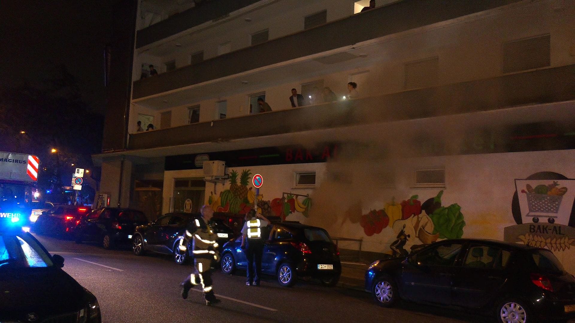 Feuerwehrleute und Bewohner, dichter Rauch: Einsatz rettet 40 Menschen in Essen.