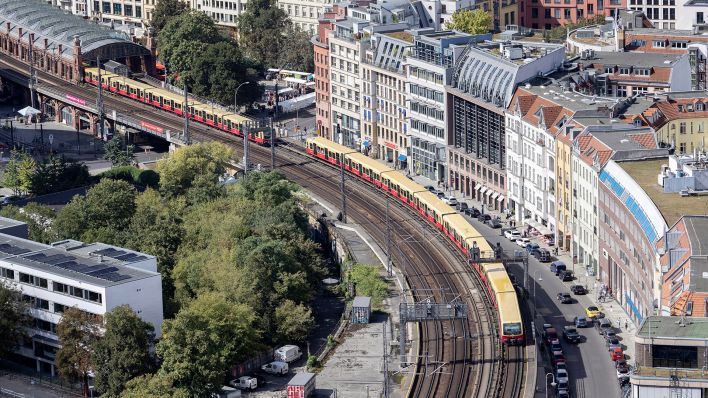Station Hackischer Markt mit S Bahn in Berlin (Quelle: dpa/Peter Engelke)