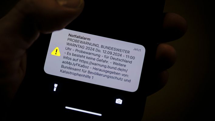 Symbolfoto: Probealarm Bundesweiter Warntag 2024. Ein Meldung zum Notfallalarm wird am 12.09.2024 auf einem Telefon angezeigt. (Quelle: Picture Alliance/Photothek Media Lab/Thomas Trutschel)