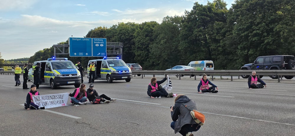 Sechs Aktivisten setzten sich auf die A9, drei davon klebten sich auf der Fahrbahn fest.