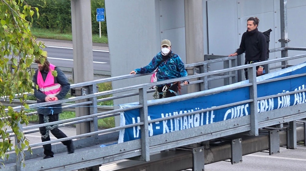 Der Protest begann auf einer Schilderbrücke auf Höhe der Allianz-Arena.