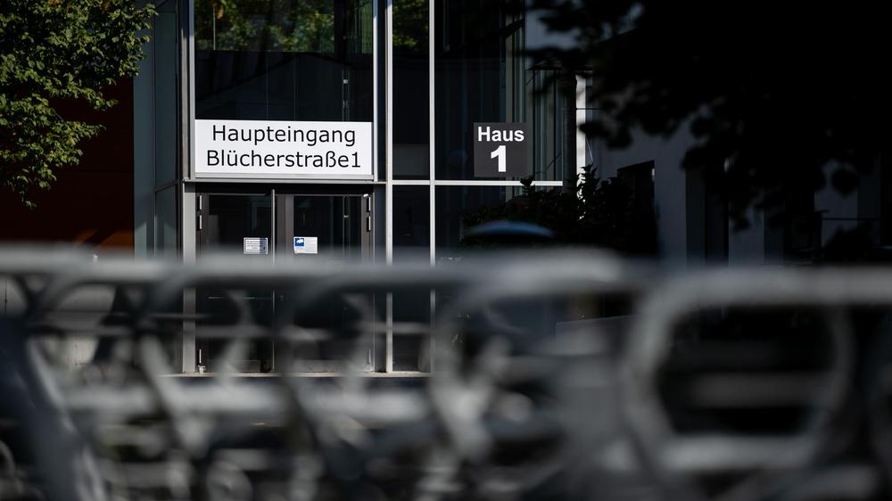 Karlsruhe: Ein Jugendlicher hatte vergangene Woche eine Lehrerin an einem Berufskolleg mit einem Messer schwer verletzt. Die Bundesanwaltschaft ermittelt nun.