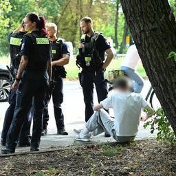 Polizisten stehen an der Unfallstelle. Ein Auto ist in Berlin-Wedding in eine Menschengruppe gefahren. (Quelle. dpa/Annette Riedl)