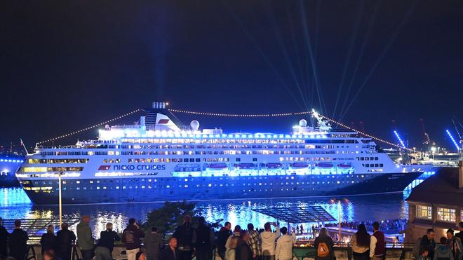 Buntes: Die «Vasco da Gama» verlässt den Hamburger Hafen.
