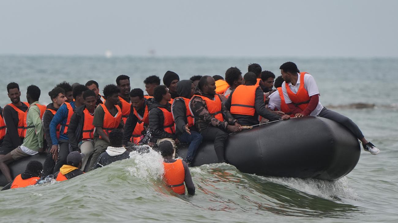 Migration: Frankreich und Großbritannien wollen erste Migranten überstellen