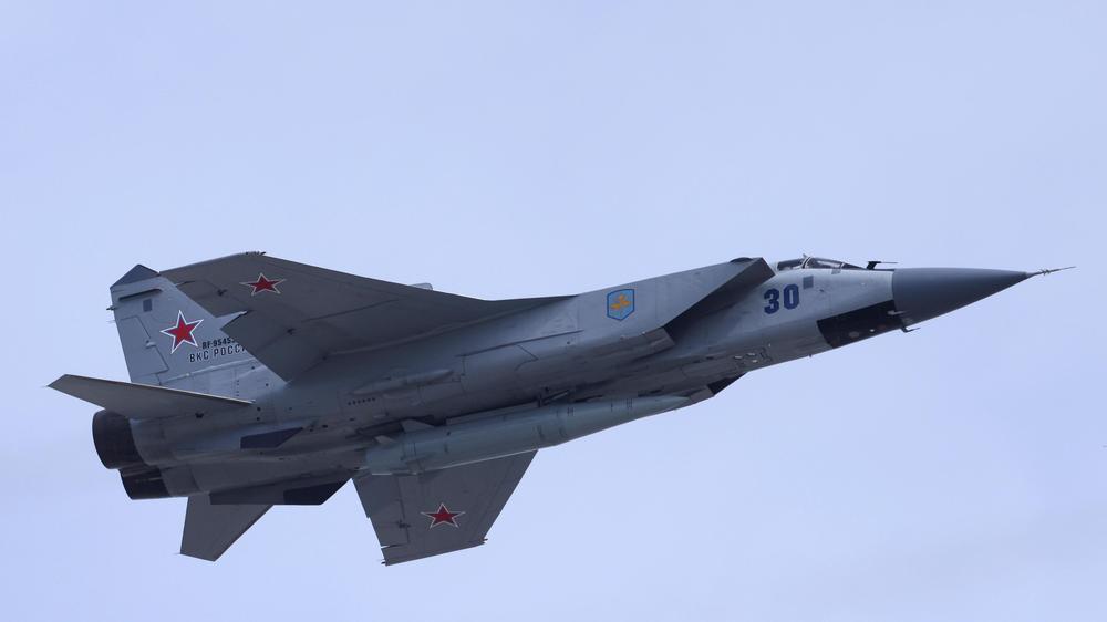 Sapad 2025: Ein russischer Kampfjet mit einer Hyperschallrakete: Russland will während der Militärübung Sapad 2025 eine Rakete vom Typ Zirkon erfolgreich getestet haben (Bild aus 2022).