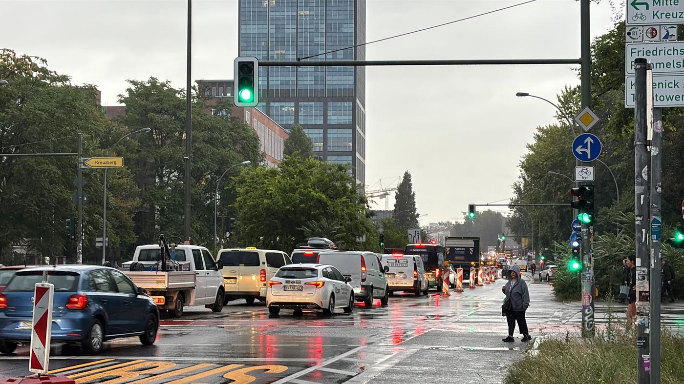 Neue Fahrbahnmarkierungen an der A100 zeigen kaum Wirkung