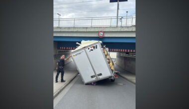 Einsatz in Offenbach: Kastenwagen bleibt an Brücke hängen
