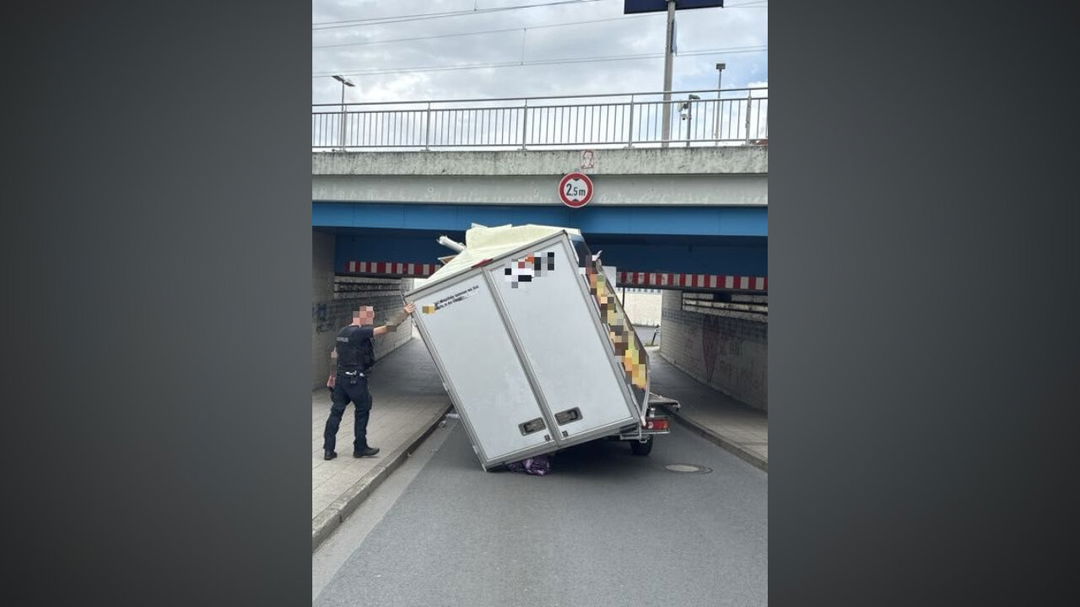 Einsatz in Offenbach: Kastenwagen bleibt an Brücke hängen