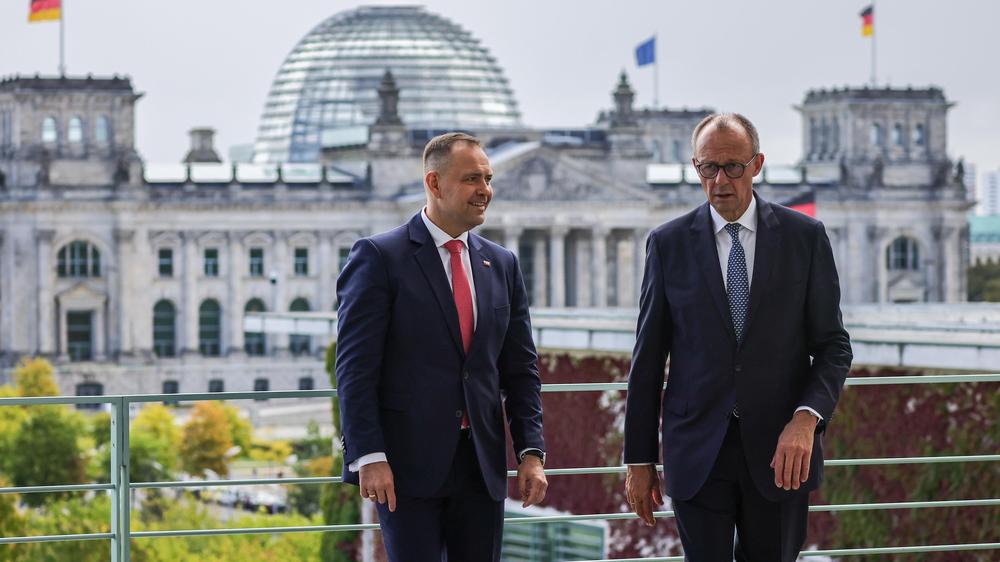 Karol Nawrocki: Der neu gewählte polnische Präsident Karol Nawrocki (links) hat Bundeskanzler Friedrich Merz in Berlin besucht.