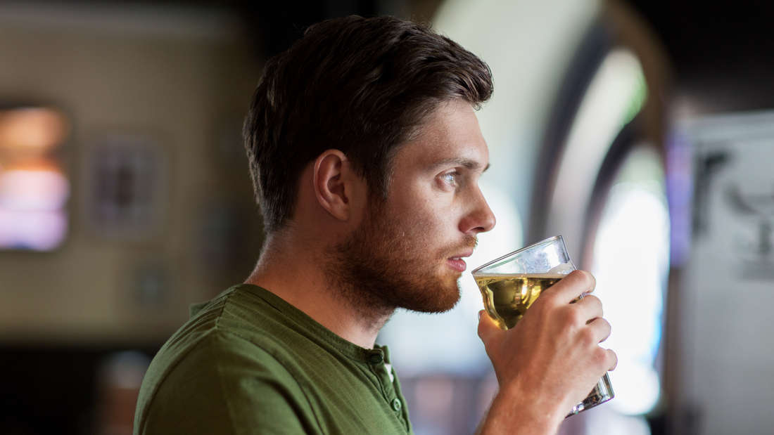 Mann trinkt Bier in einem Pub