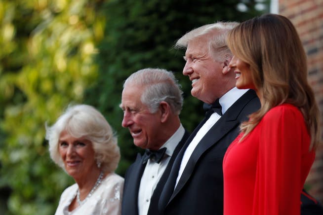 Der amerikanische Präsident Donald Trump bei seinem Staatsbesuch in Grossbritannien im Juni 2019, als Charles noch Prinz war. Im Bild zusammen mit Camilla (l.) und Melania.