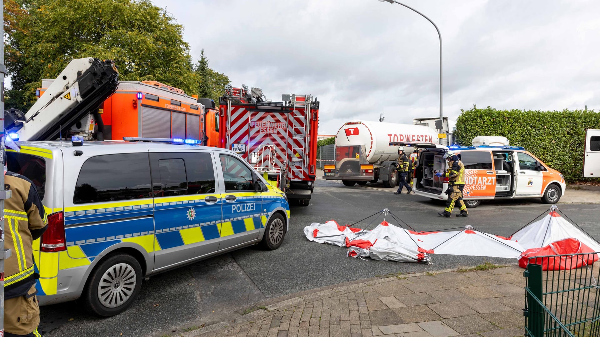 In Essen kam es am Mittwoch zu einem schweren Unfall: Eine Frau wurde dabei schwer verletzt. In Essen kam es am Mittwoch zu einem schweren Unfall: Eine Frau wurde dabei schwer verletzt.