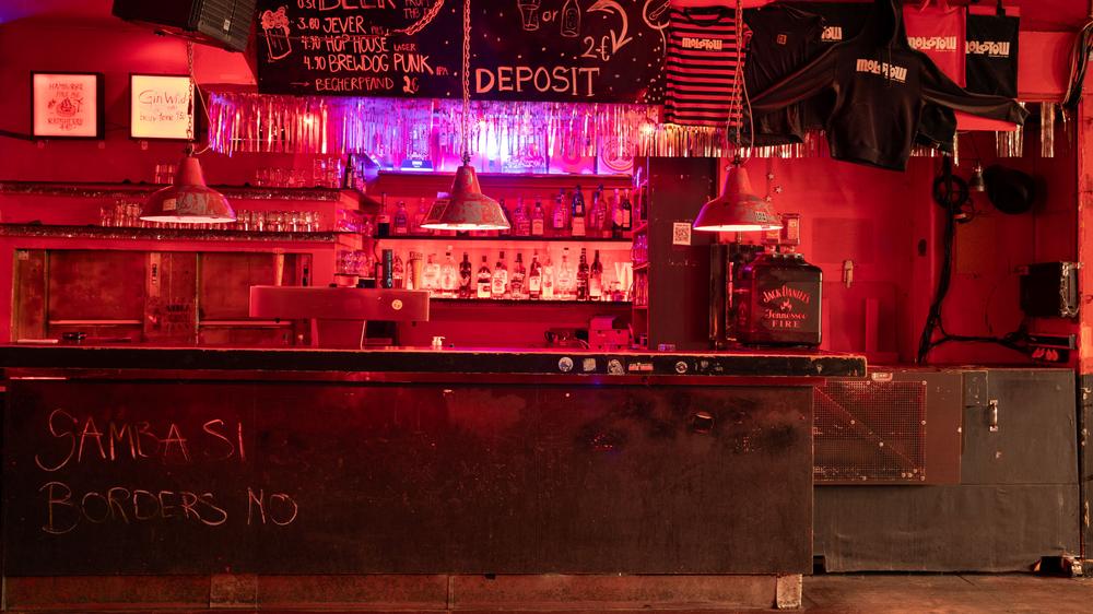 Ausstellung über Hamburger Clubs: "Clubs sind oft nur flüchtig da, sie verschwinden schnell. Aber sie prägen Generationen", sagt der Stadtforscher Sönke Knopp. Das Bild stammt aus der Ausstellung "Save the Last Dance – Re­mem­be­ring Hamburg’s Club Culture" und zeigt das Molotow, einen der berühmten Hamburger Musikclubs.