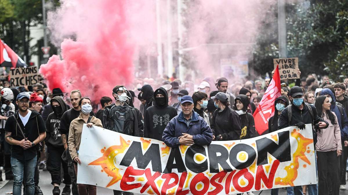 Frankreich steht still: Massive Proteste gegen Sozialabbau