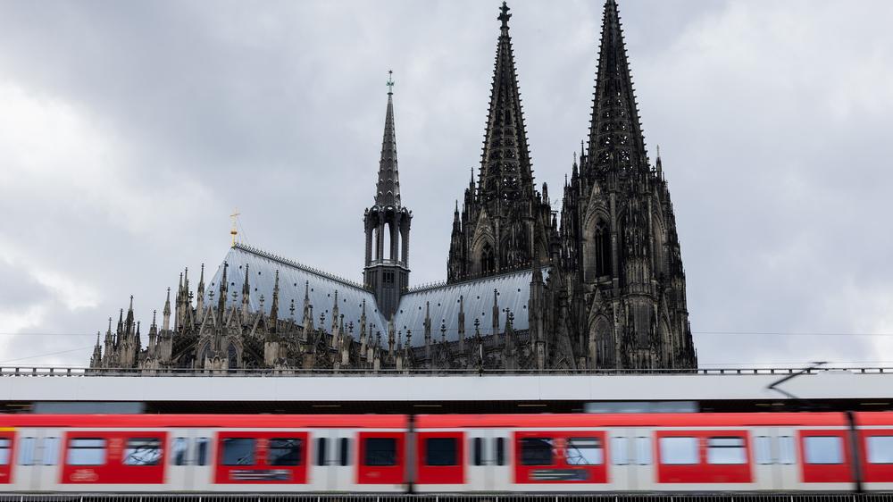 Sondersitzung der Verkehrsminister: Union und SPD haben in ihrem Koalitionsvertrag vereinbart, das bundesweit gültige Deutschlandticket fortzuführen. Preiserhöhungen soll es demnach eigentlich erst ab 2029 geben.