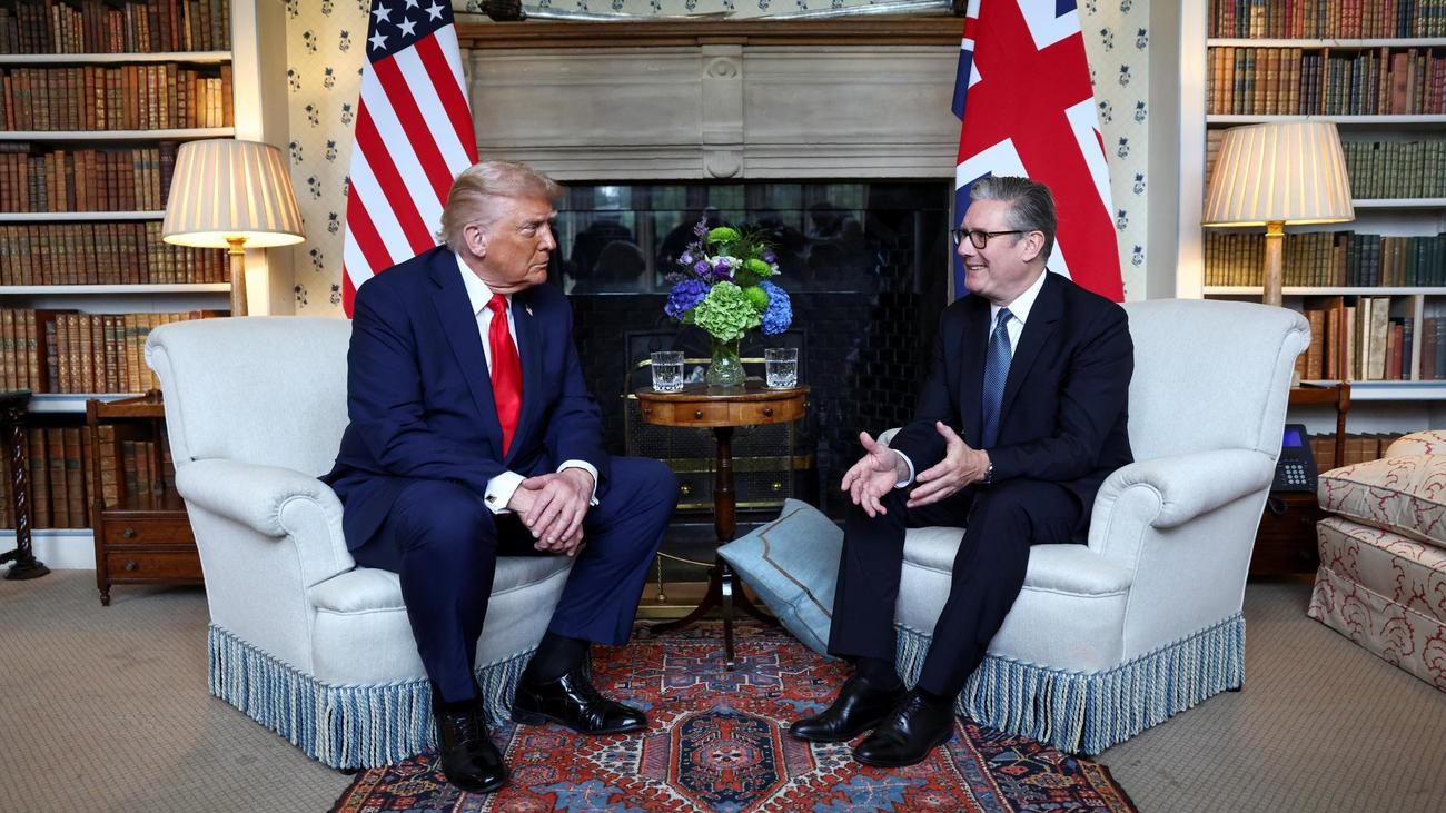 Donald Trump in Großbritannien: Jetzt live: Donald Trump und Keir Starmer nach ihrem Treffen - DIE ZEIT