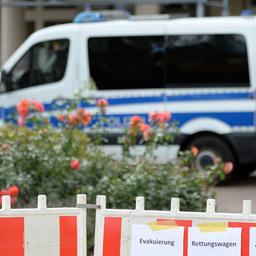 Symbolbild: Ein Einsatzfahrzeug der Polizei steht hinter einer Absperrung vor dem Krankenhaus. (Quelle: dpa/Pförtner)
