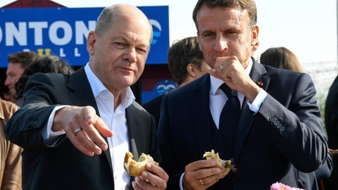 Scholz hat Macron in Hamburg ein Fischbrötchen serviert. 