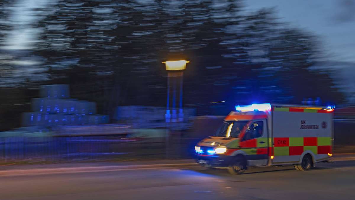 Motorradfahrer prallt bei Schwaig gegen Bäume und stirbt