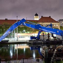 Eine Weltkriegsbombe wurde bei der Fischerinsel in Berlin gefunden. Die Bombe wurde bei Bauarbeiten an der Mühlendammschleuse entdeckt, fotografiert am 19.09.2025. (Quelle: picture alliance/dpa/Michael Ukas)