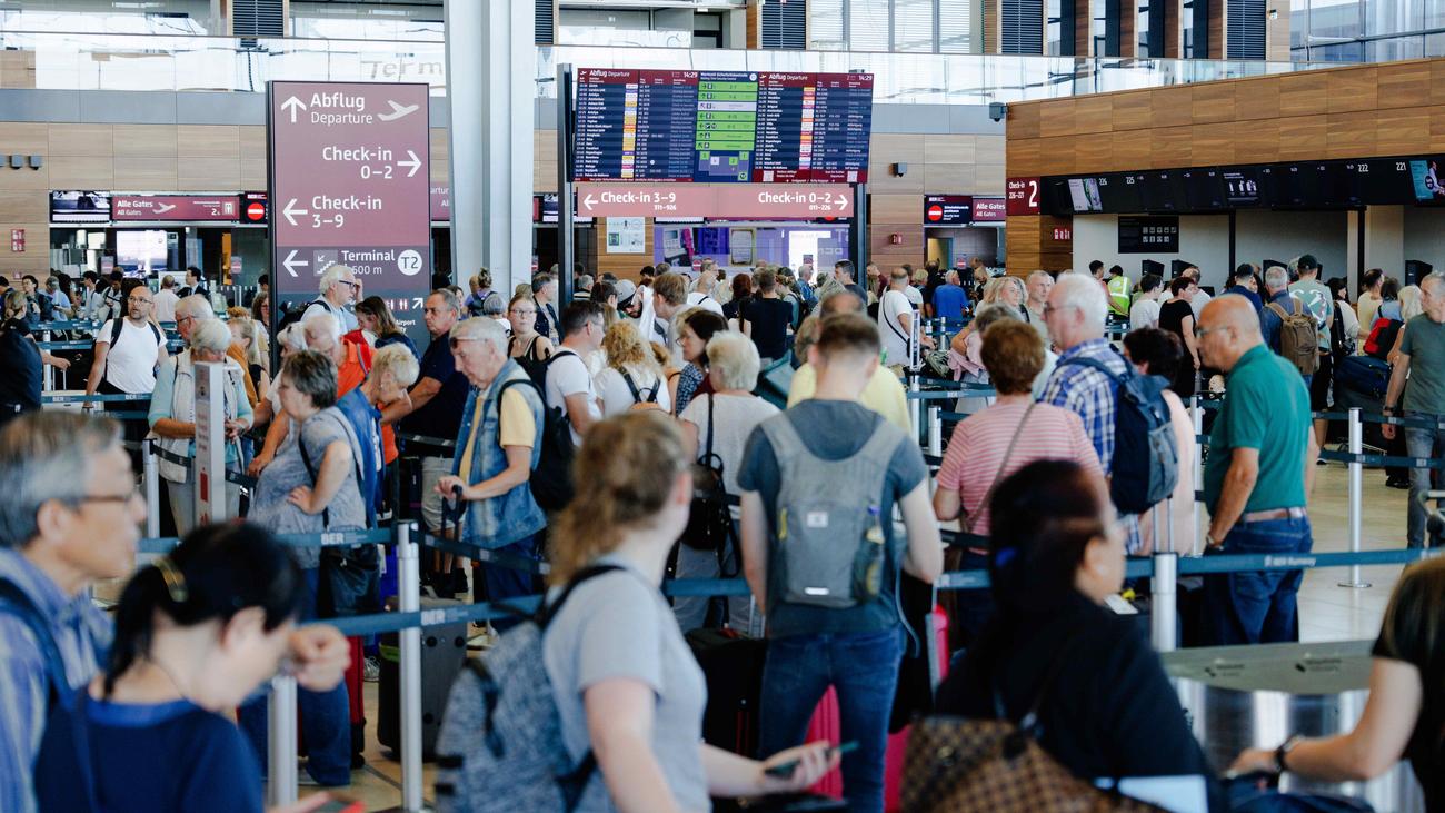 Flughäfen in Europa: Auch Sonntag Wartezeiten nach Cyberattacke an Flughäfen