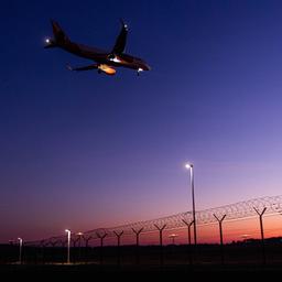 Ein Flugzeug landet am Abend am Flughafen Berlin Brandenburg (BER) in Schönefeld. (Quelle: dpa/Rainer Keuenhof)
