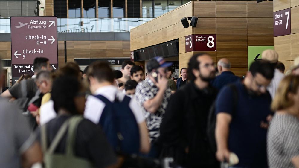 Angriffe auf Infrastruktur: Passagiere warten am Terminal 1 des Flughafens Berlin Brandenburg.