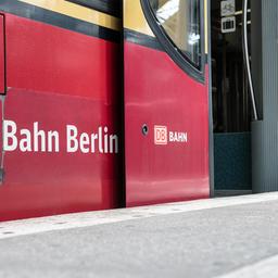 Die Tür und das Logo eines Berliner S-Bahn-Zuges in Nahaufnahme. Bild: Paul Zinken/dpa
