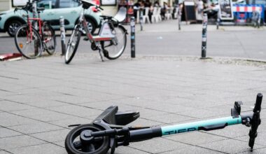 Chaos auf Gehwegen: Stolperrisiko E-Scooter - Blindenverein klagt gegen Berlin