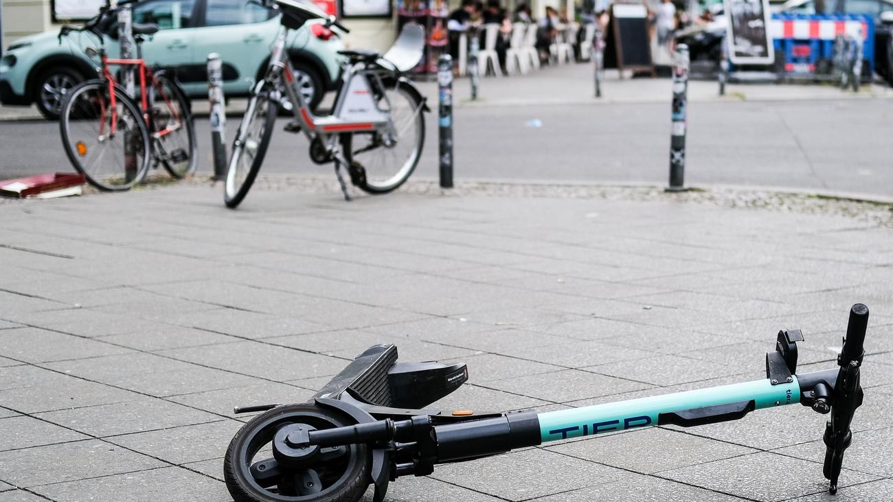 Chaos auf Gehwegen: Stolperrisiko E-Scooter - Blindenverein klagt gegen Berlin