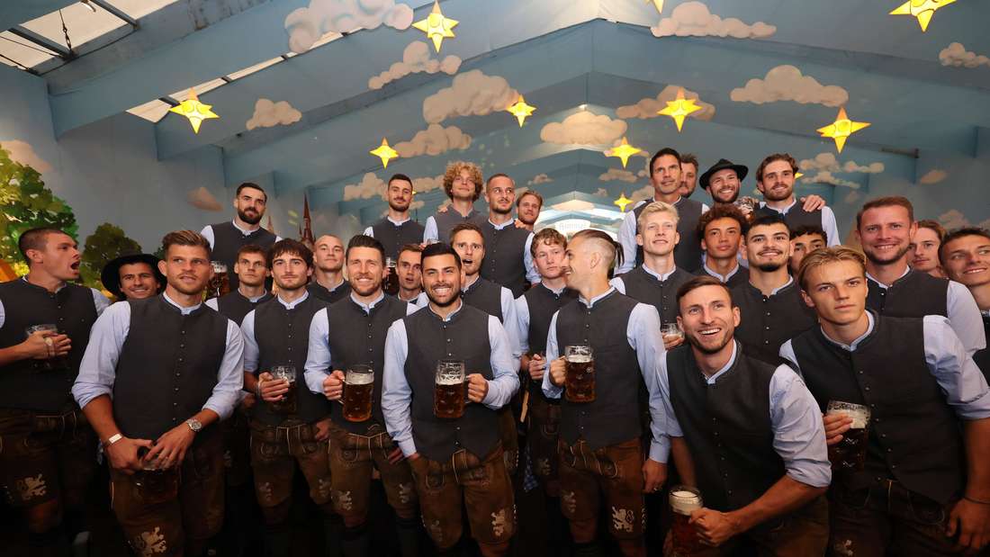 Und jetzt alle mal lächeln, bitte: Die Löwen bei ihrem offiziellen Wiesnbesuch 2025.