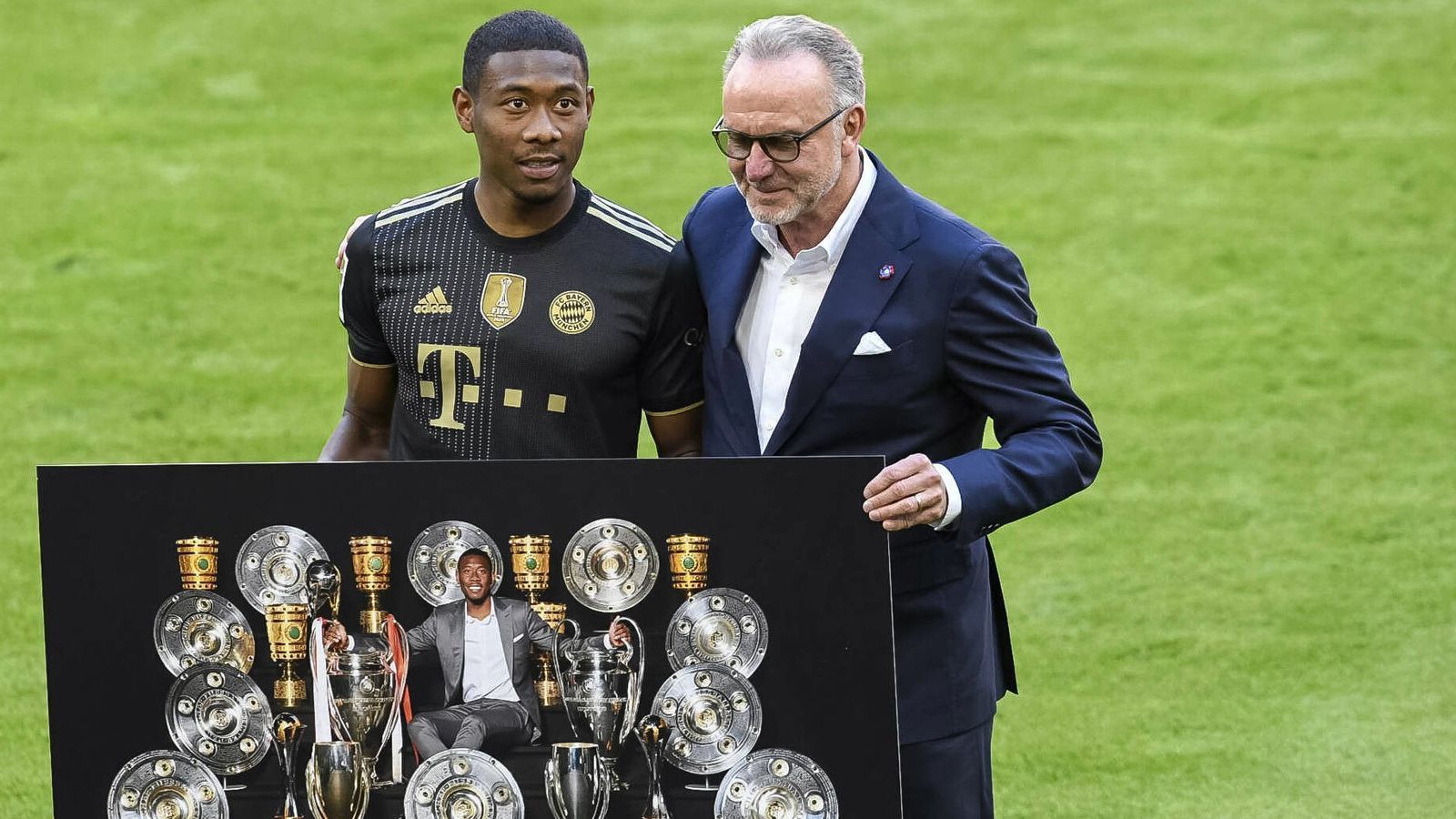 <strong>Karl-Heinz Rummenigge mit Seitenhieb gegen David Alaba</strong><br>
                "Ich glaube, sehr wenige Menschen haben in dieser existenziellen Krise Verständnis, wenn ein Fußballprofi schon 15 Millionen im Jahr verdient und dann mit 19,5 Millionen nicht zufrieden ist", sagte Karl-Heinz Rummenigge dem "Kicker". Dieser Seitenhieb Rummenigges ging ziemlich sicher in die Richtung von David Alaba, dessen Verhandlungen über eine Vertragsverlängerung mit den Bayern zuvor gescheitert waren. Der Österreicher wechselte stattdessen im Sommer 2021 ablösefrei zu Real Madrid.