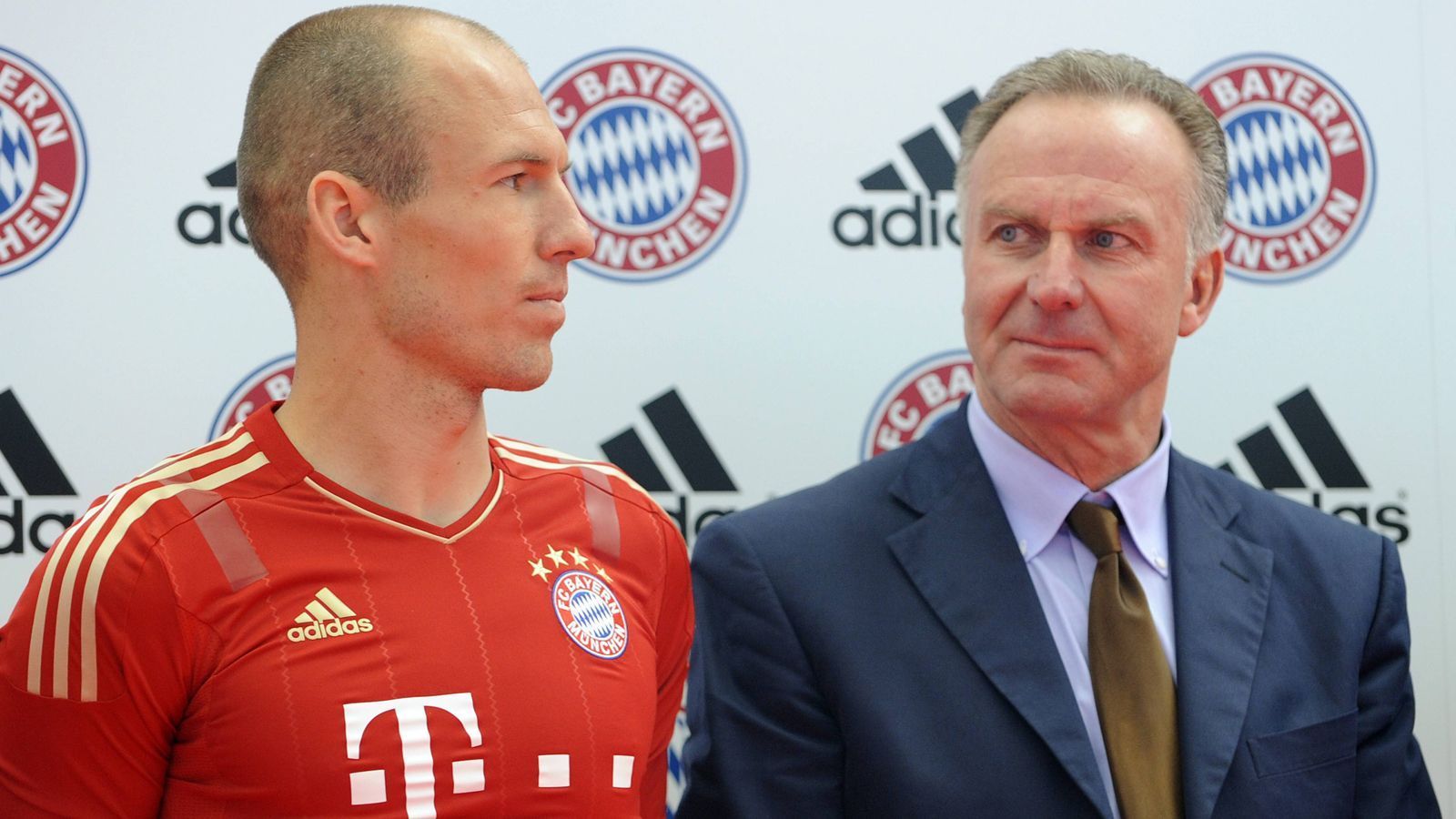 <strong>Rummenigge erklärt Finanzierung des Robben-Transfer</strong><br>
                "Geld schießt doch Tore, vor allem wenn das Geld vom Festgeldkonto kommt, nicht wie irrtümlich behauptet von der Kreditabteilung", stellte Rummenigge 2009 klar, nachdem die Münchner Arjen Robben für kolportierte 25 Millionen Euro Ablöse von Real Madrid verpflichteten. Der Niederländer prägte anschließend eine Erfolgs-Ära an der Säbener Straße und blieb bis 2019 im Klub. Heute liegt Bayerns Rekord-Ablösesumme bereits bei 95 Millionen Euro, die die Münchner im Sommer 2023 für Harry Kane an Tottenham Hotspur überwiesen haben.