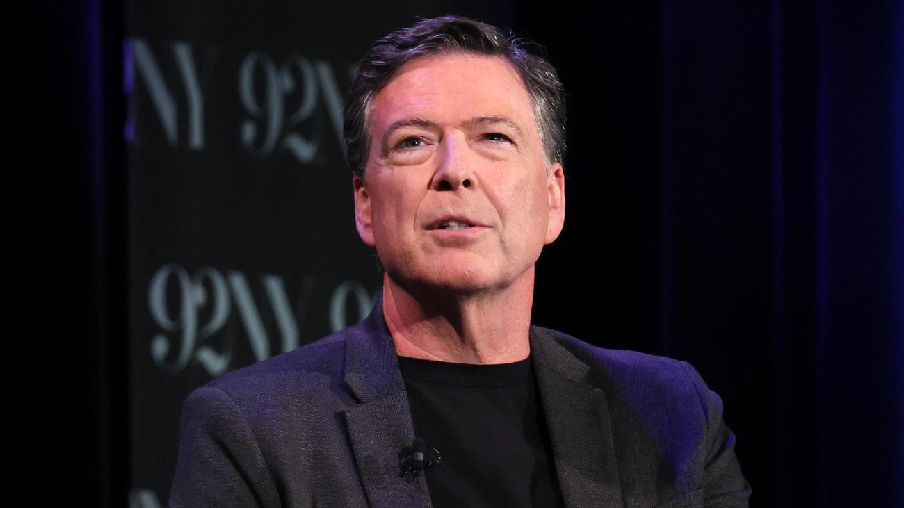 Trump-Kritiker: Früherer FBI-Chef James Comey wegen "schwerer Straftaten" angeklagt