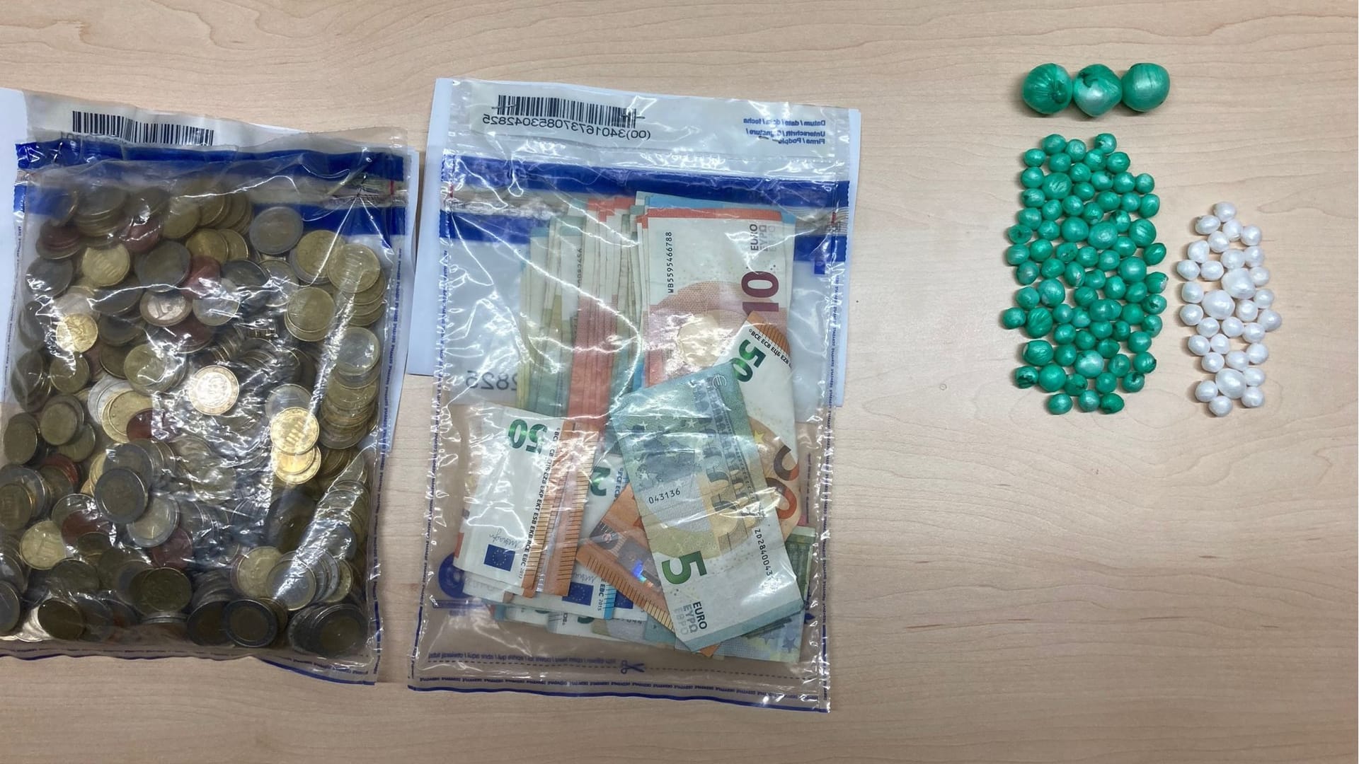 Bei einer Polizeikontrolle stellten die Beamten eine große Menge Heroin und weitere verdächtige Gegenstände sicher.