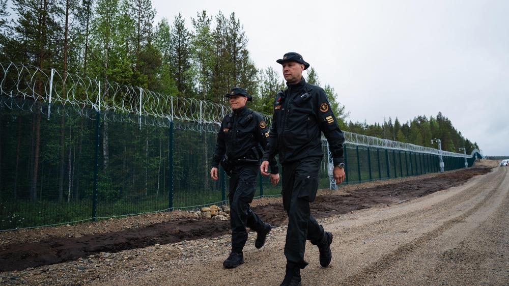 Finnland: Finnland hat an der Grenze zu Russland einen 3,5 Meter hohen Zaun errichtet, gekrönt von Stacheldraht.