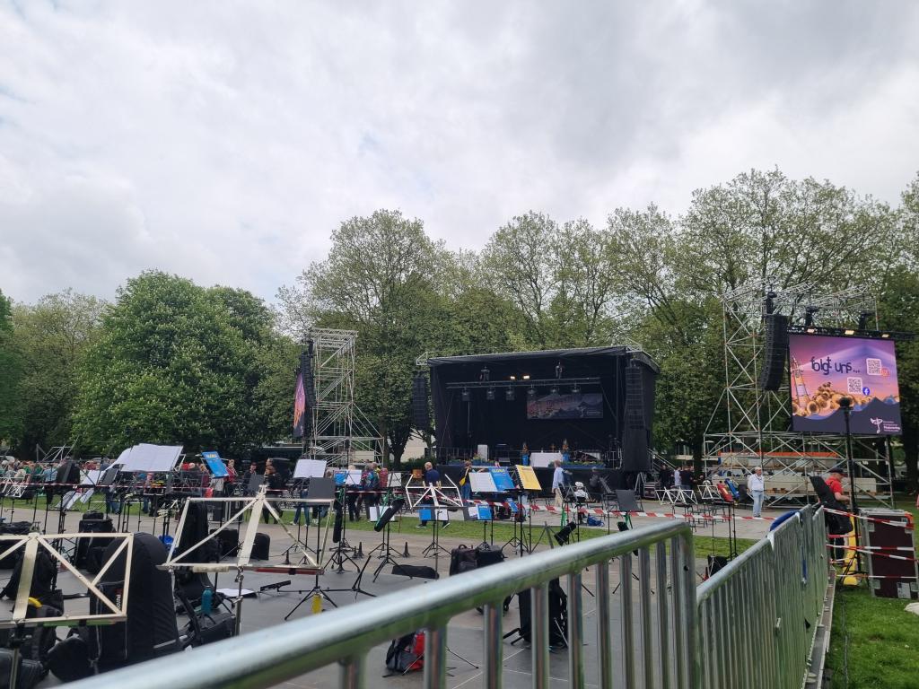 Die Hamburger Moorweide füllt sich am Freitagnachmittag zur Eröffnung des Deutschen Evangelischen Posaunentages 2024 © Karola Richter