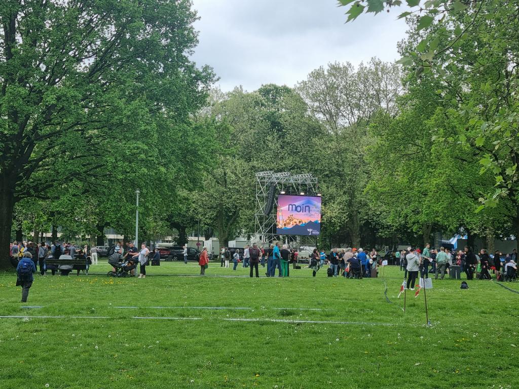 Die Hamburger Moorweide füllt sich am Freitagnachmittag zur Eröffnung des Deutschen Evangelischen Posaunentages 2024 © Karola Richter