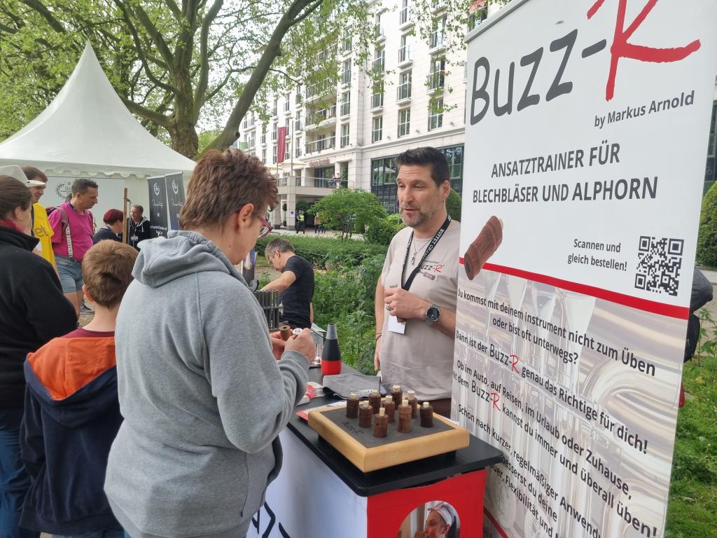 Für Jungbläser und Anfänger gibt es auch Hilfsmittel zu erwerben © Karola Richter