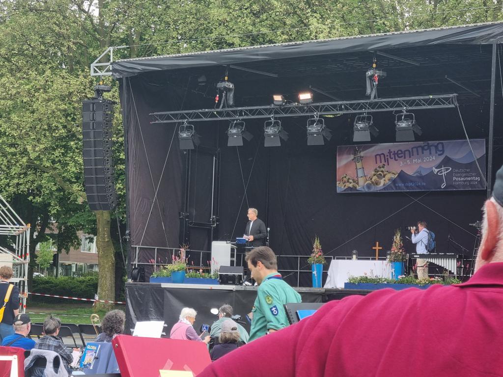 Jan Malte Andresen moderiert das Vorprogramm zum Eröffnungsgottesdienst © Karola Richter