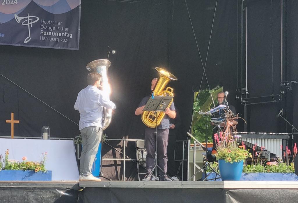 Jörg-Michael Schlegel präsentiert das Instrument des Jahres, die Tuba © Karola Richter Jörg-Michael Schlegel präsentiert das Instrument des Jahres, die Tuba © Karola Richter