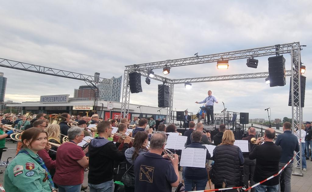 Jörg-Michael Schlegel dirigiert zur Serenade © Karola Richter