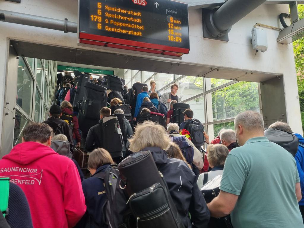 Tausende Bläserinnen und Bläser quetschen sich durch die U-Bahnhanltestellen, um zum Stadtpark zu gelangen, wo am Samstag geprobt wurde und am Sonntag der Abschlussgottesdienst stattfand © Karola Richter