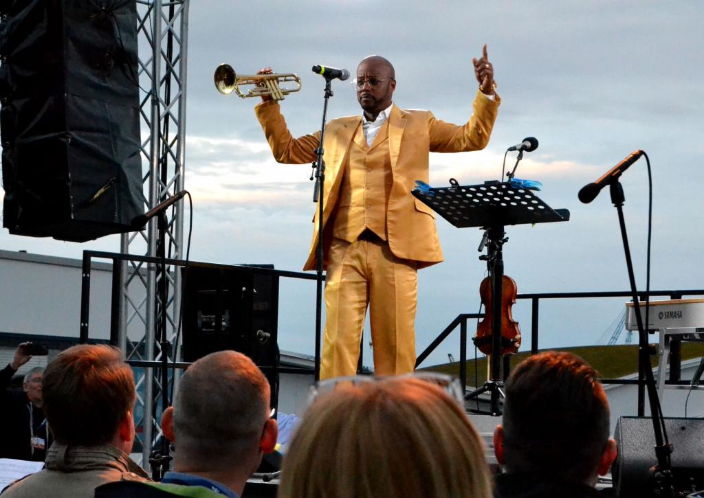 Yared Dibaba moderierte den Serenaden-Abend in farblich passendem Anzug und holte sogar selbst die Trompete raus. © Karola Richter