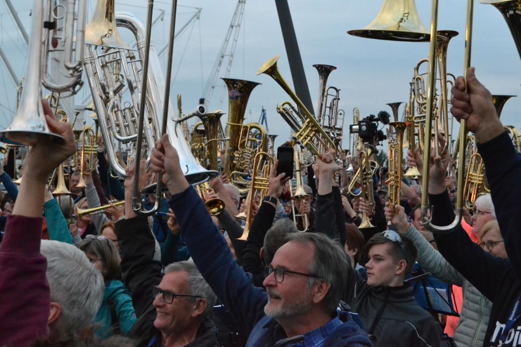 Hoch das Blech! – während der Serenade auf der Jan-Fedder-Promenade © Karola Richter