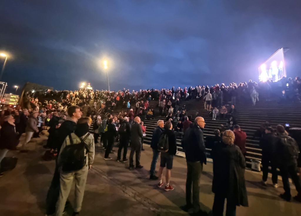 Serenade auf der Jan-Fedder-Promenade – runde um die Serenade standen zahlreiche Zuschauer und Gäste © Karola Richter