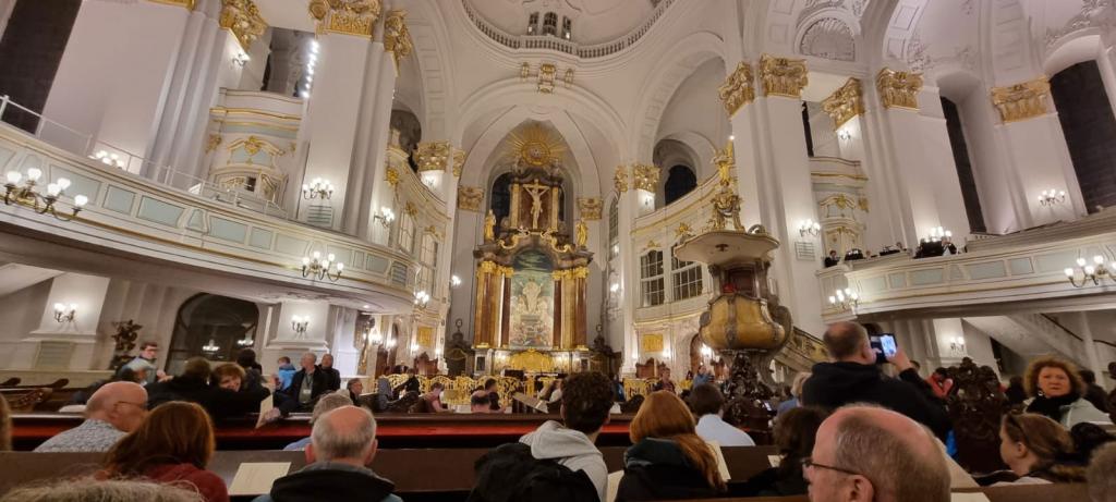 Sonderkonzert »Von allen Emporen« im Hamburger Michel am Freitagabend © Karola Richter
