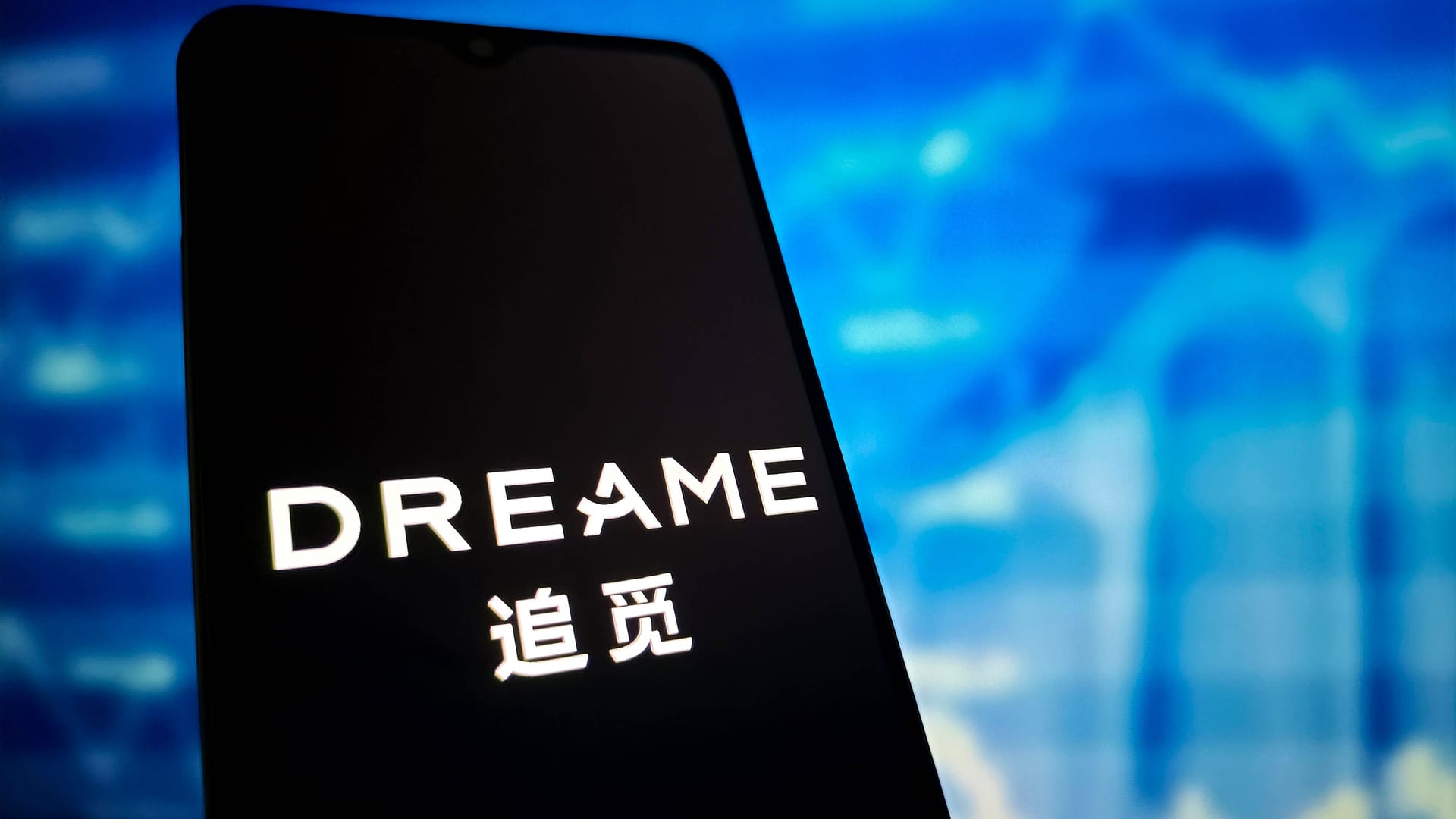 Dreame-Logo auf einem Smartphone: Der chinesische Staubsaugerhersteller möchte gern in Europa mit dem Bau von Elektroautos Fuß fassen. Dreame-Logo auf einem Smartphone: Der chinesische Staubsaugerhersteller möchte gern in Europa mit dem Bau von Elektroautos Fuß fassen.